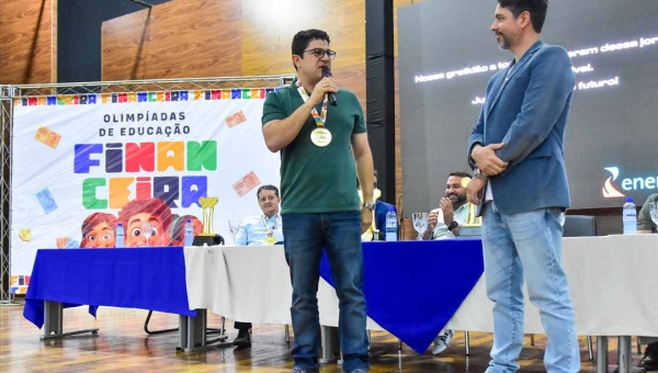 Câmara de Lojistas agradece Eduardo Ribeiro, em premiação das Olimpíadas da Educação Financeira