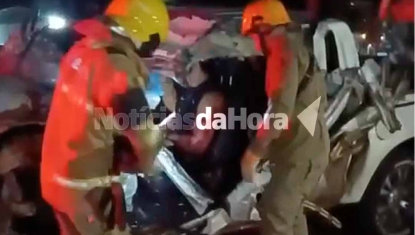 Colisão frontal entre caminhonete e caminhão na BR-364, próximo ao Santa Cecília, deixa motorista em estado grave 