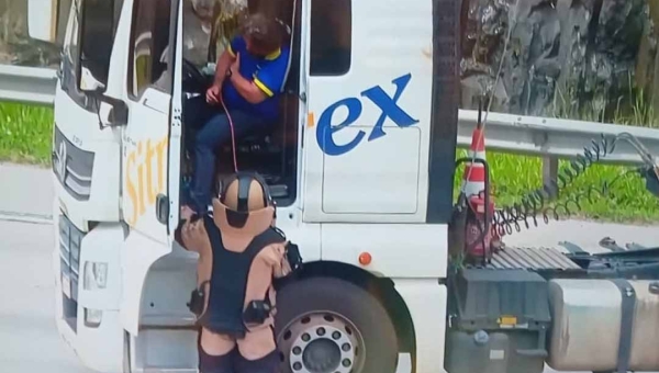 Caminhão com carga do Acre provoca interdição no Rodoanel após motorista ser feito refém com explosivos