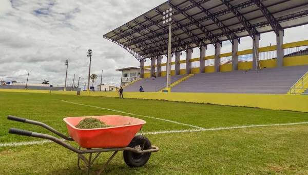 Prefeitura de Cruzeiro do Sul recupera pontos do gramado do estádio O Cruzeirão para retomada de competições