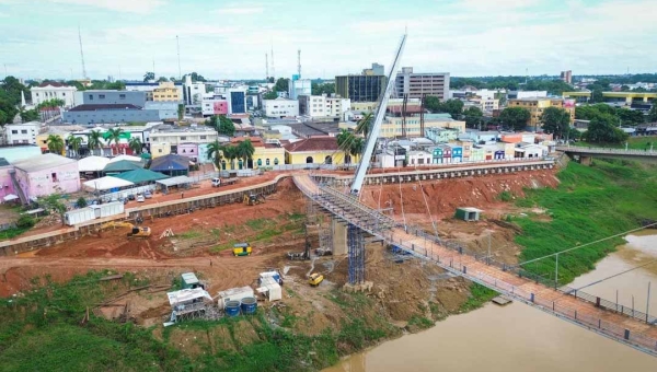 Deracre realiza concretagem e instalação de estacas para fortalecer passarela Joaquim Macedo, no Centro de Rio Branco