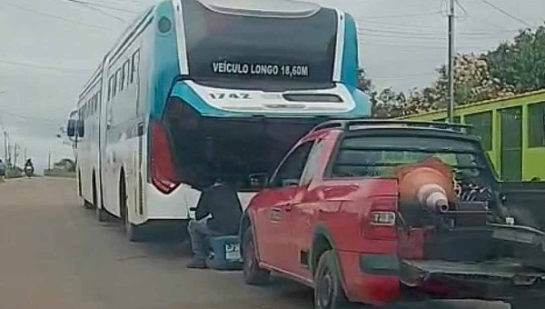 Mais um ônibus da empresa Ricco quebra em Rio Branco e causa transtornos no Calafate