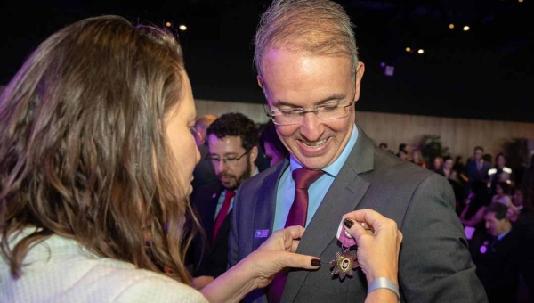 Leo de Brito recebe honraria máxima da educação e leva o estado ao centro da cena nacional