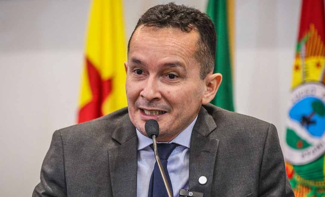 “O governo diz que já está pronto. Se está pronto, por que não entrega?”, dispara Adailton Cruz sobre o PCCR