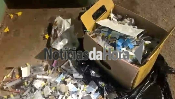 lixo hospitalar é descartado irregularmente em lixeira comum em via pública de rio branco