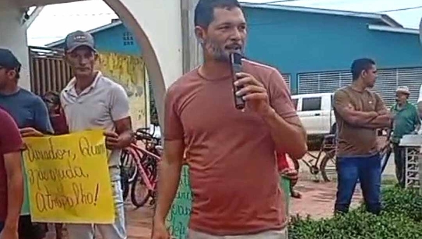 Em Feijó, secretário de Railson organiza protesto para atacar governo e ignora parcerias do Estado com a Prefeitura em benefício da população