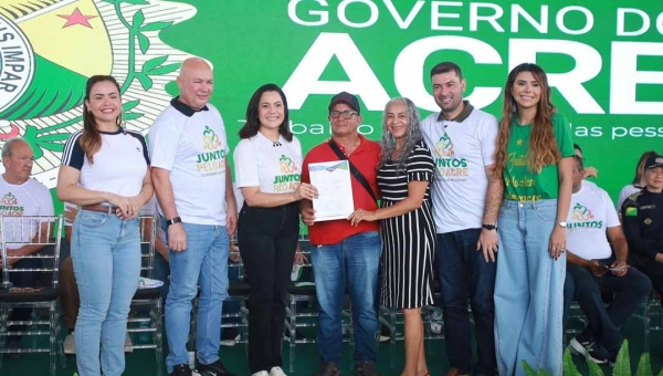 Mailza Assis e Gabriela Câmara entregam títulos na Sobral através do Programa Juntos Pelo Acre