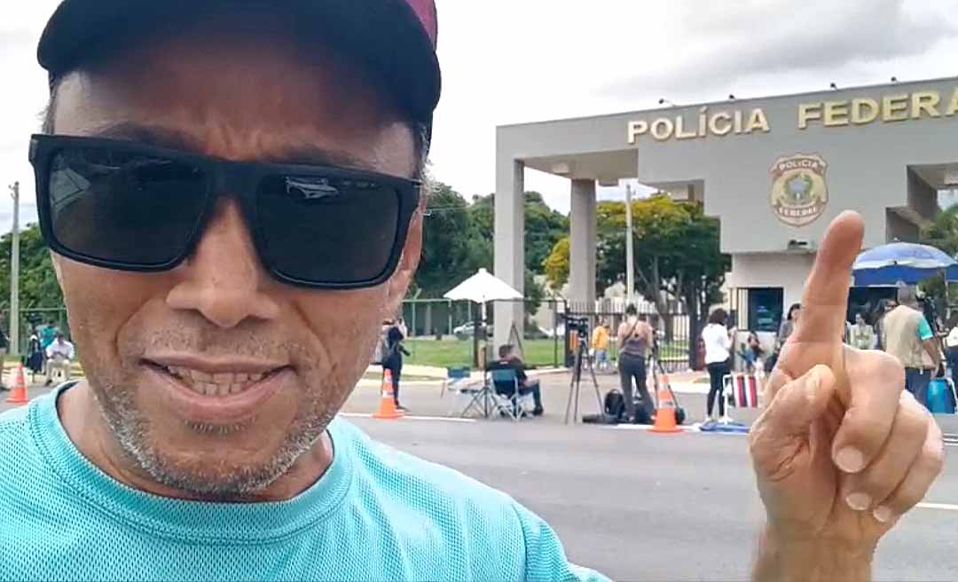 Com ar de deboche, Sibá Machado grava vídeo na frente da sede da PF e diz que Bolsonaro ”vai aguardar enjaulado decisão final do STF"