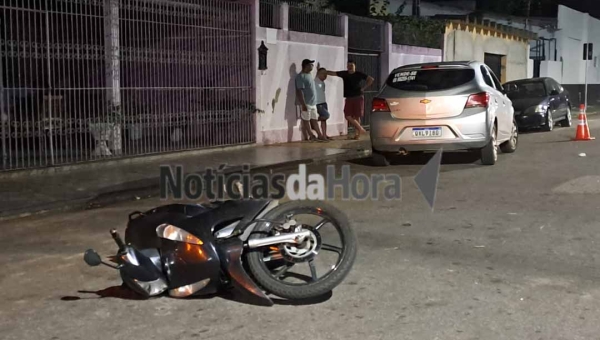 Motorista de aplicativo desvia para evitar colisão e bate de frente com casal em motocicleta após veículo sair de estacionamento no Centro da Capital