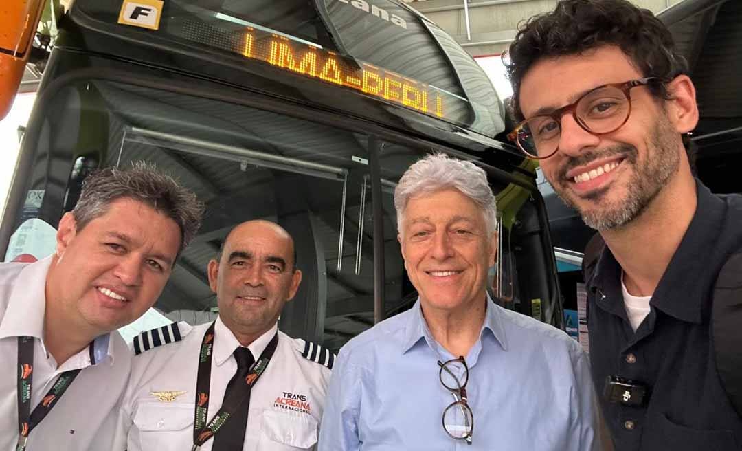 Torcedores do Flamengo e do Palmeiras dividem poltronas de ônibus leito para ver final da Libertadores da América em Lima, no Peru