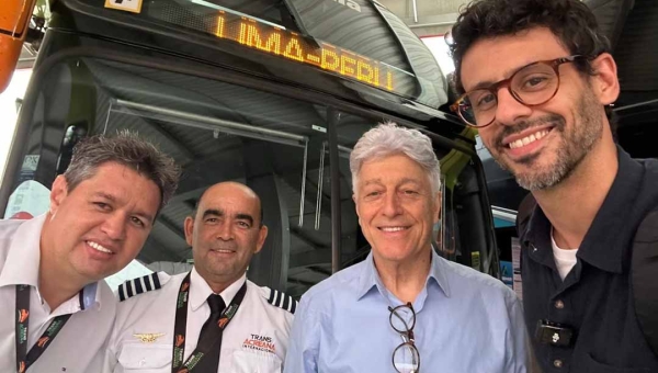 Torcedores do Flamengo e do Palmeiras dividem poltronas de ônibus leito para ver final da Libertadores da América em Lima, no Peru