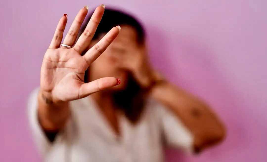 Violência doméstica atinge 3,7 milhões de brasileiras em um ano; maioria das agressões ocorre na presença de outras pessoas