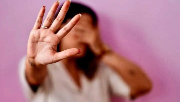 Violência doméstica atinge 3,7 milhões de brasileiras em um ano; maioria das agressões ocorre na presença de outras pessoas