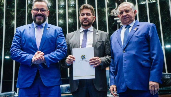 Senador Alan Rick homenageia o acreano Leandro Domingos durante lançamento do selo comemorativo pelos 80 anos da CNC