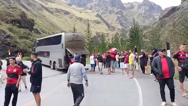 Ônibus com torcedores do Flamengo que saiu do Acre para a final da Libertadores quebra na rodovia do Pacífico
