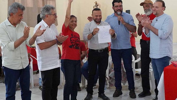 Durante visita de Edinho Silva, padre Antônio Menezes se filia ao PT em Xapuri
