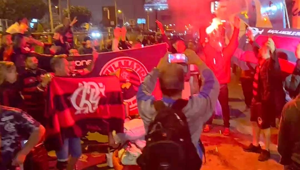 Após três dias de viagem de ônibus, flamenguistas que saíram do Acre para assistir a final da Libertadores chegam a Lima