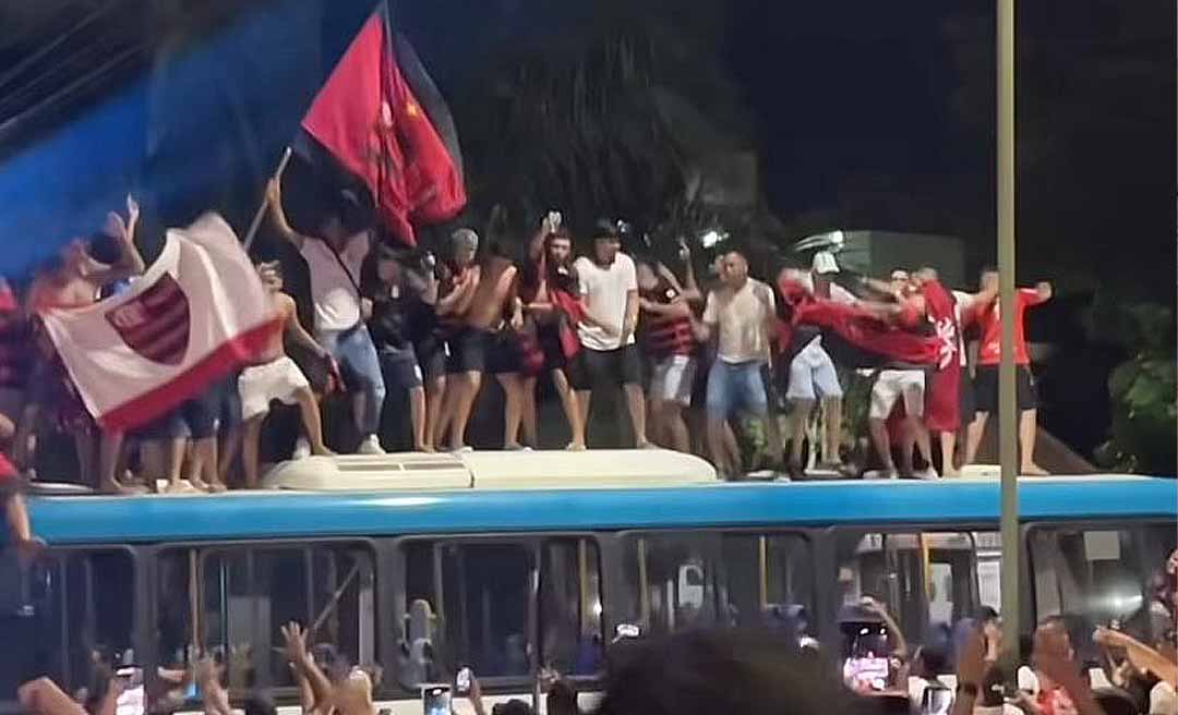 Torcedores transformam ônibus da Ricco em ‘trio elétrico’ e comemoram tetra do Flamengo nas ruas de Rio Branco