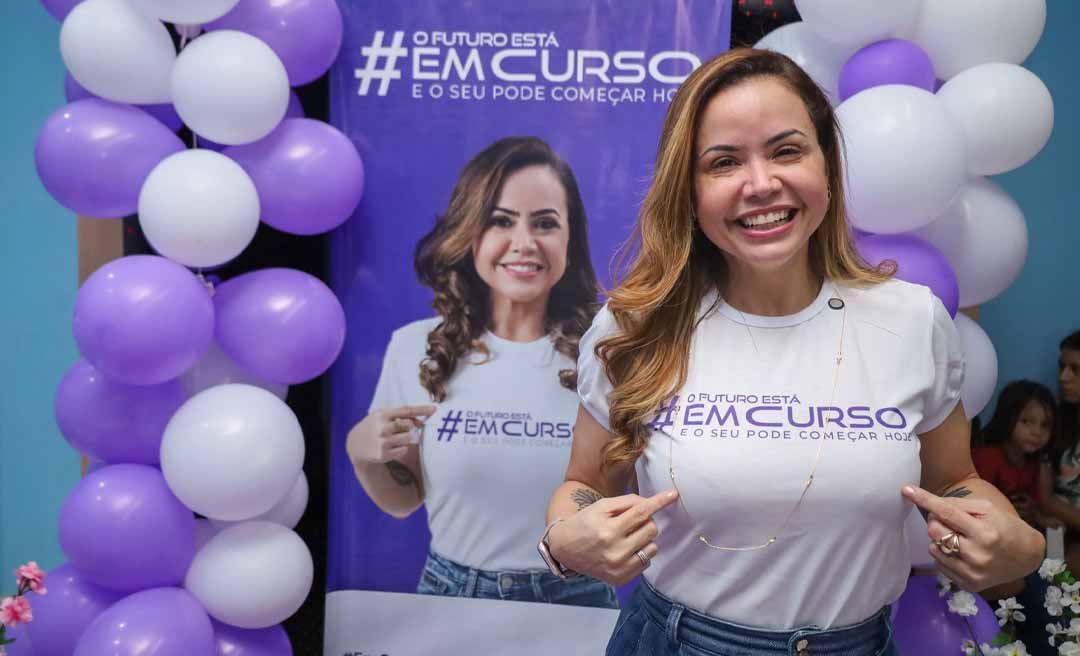 Deputada Dra. Michelle Melo entrega certificados a alunas do curso de Design de Sobrancelhas na Baixada da Sobral