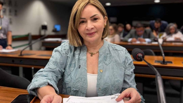 Socorro Neri apresenta projetos que obrigam o pagamento do piso do magistério e responsabilizam gestores que descumprirem a lei