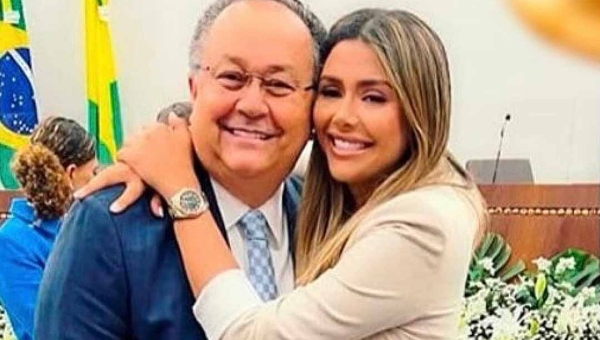 Gabriela Câmara posta foto ao lado do pai, Silas Câmara, e sai em sua defesa após Antônia Lúcia acusá-lo de traição
