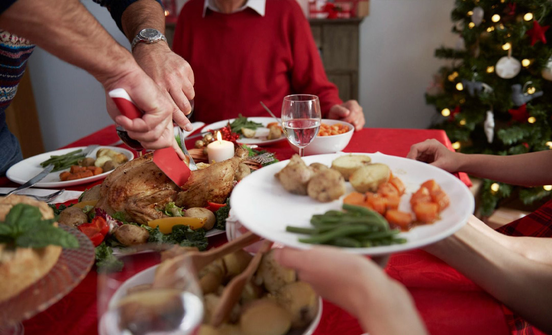 Exageros nas festas: como o corpo reage ao excesso de comida e álcool, alerta nutricionista