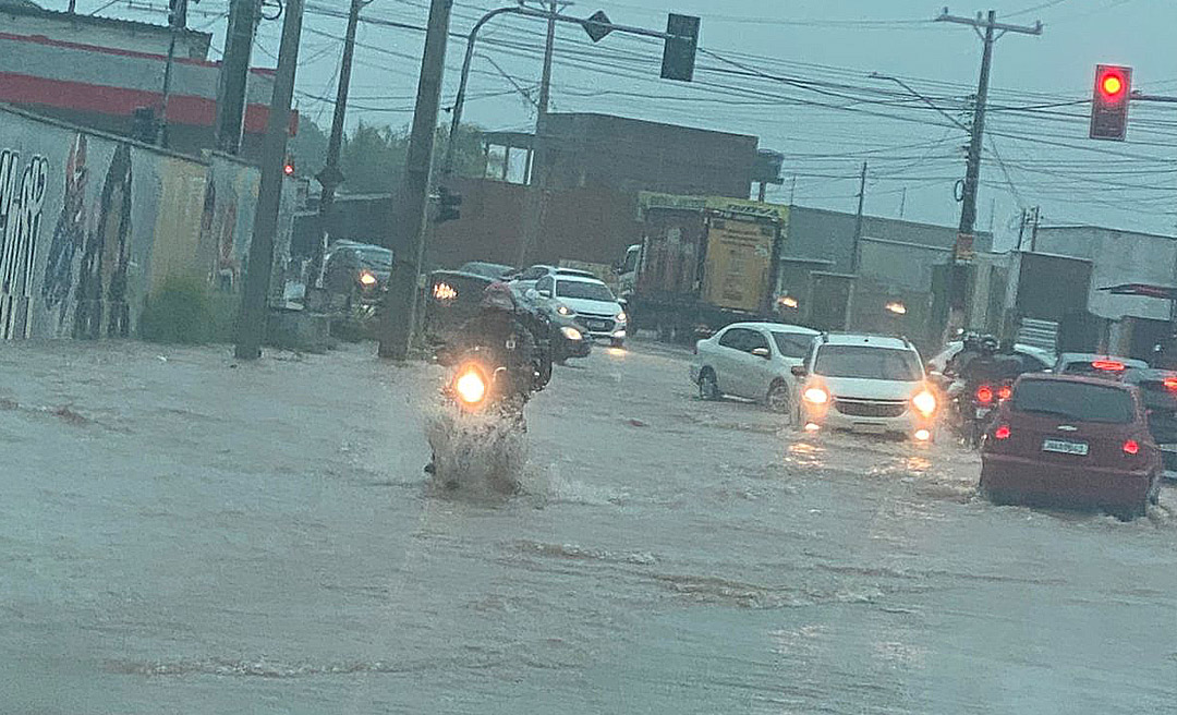 Chuva forte alaga vias e deixa trecho da Jarbas Passarinho intrafegável em Rio Branco