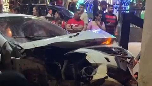 Motorista perde controle de veículo e atinge bar em Epitaciolândia; condutor foge do local, mas é localizado pela PM