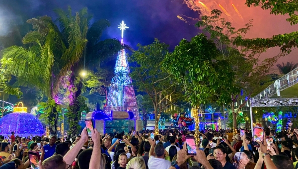 Bocalom acende Luzes do “Natal de Vida, Esperança e Dignidade 2025” e destaca inovação tecnológica na programação: “O povo merece”