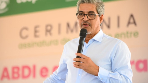 Edvaldo comemora assinatura de convênio entre a ABDI e a Cooperacre para a construção duas indústrias de beneficiamento de café, beneficiando quase 300 famílias