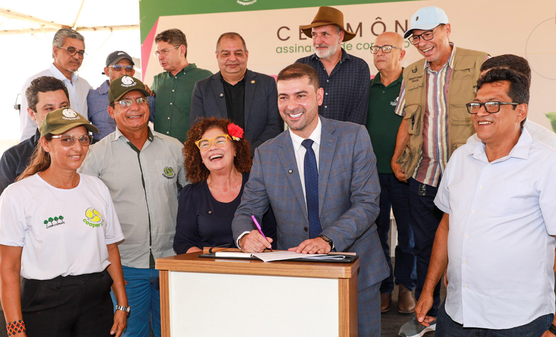 Governador em exercício, Nicolau Júnior prestigia assinatura de convênio para implantação duas indústrias de café