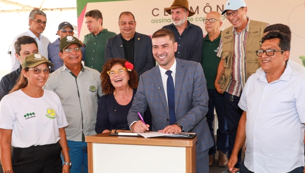Governador em exercício, Nicolau Júnior prestigia assinatura de convênio para implantação duas indústrias de café