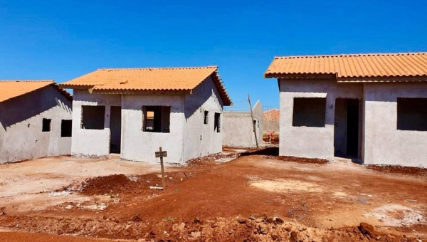 Atrasos em obras habitacionais adiam entrega de moradias populares no Acre devido ao descumprimento contratual das empreiteiras
