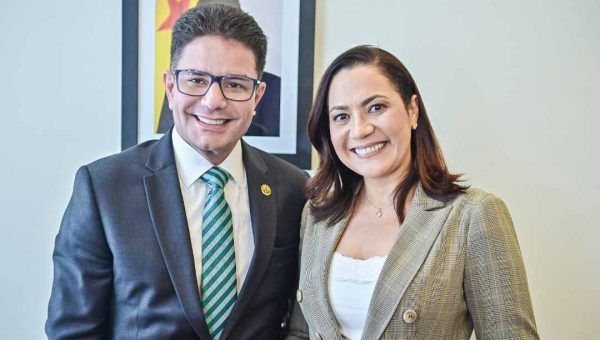 Sem aumento, parlamentares aprovam lei que estabelece salários de Gladson e Mailza para 2026