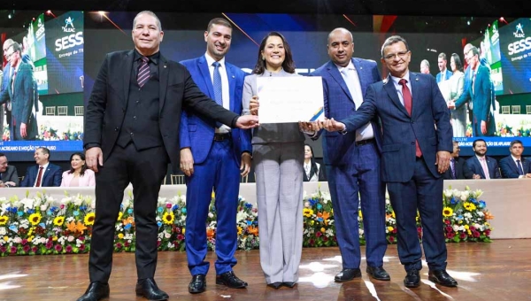 Presidente Nicolau Júnior abre sessão solene e entrega Título de Cidadã Benemérita à vice-governadora Mailza Assis