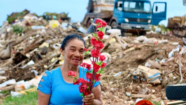 “Deus proverá”: a fé de Raimunda, que sobrevive do que o mundo descarta — “esperança que insiste em florescer”