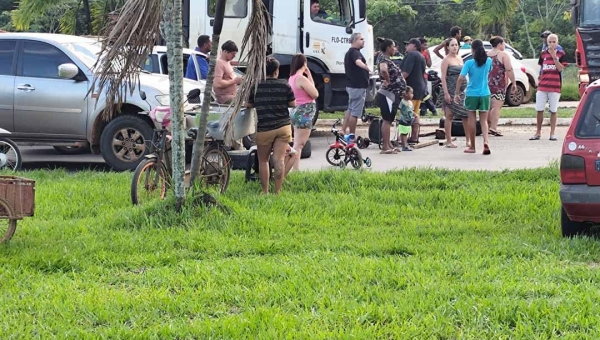 Moradores da Sapolândia fecham rotatória da Coca-Cola reivindicando melhorias; confusão é registrada