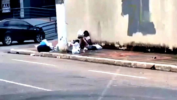 “Nem todo mundo vai ter uma ceia de Natal”: vídeo expõe realidade da população em situação de rua no Centro de Rio Branco