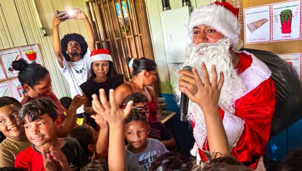 Cesário do PT se veste de Papai Noel e leva brinquedos e brincadeiras a crianças do Polo Wilson Pinheiro