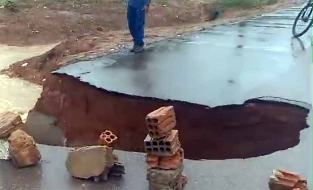 Quase apartando: chuvas intensas ameaçam isolar rua no Portal da Amazônia, em Rio Branco