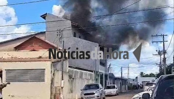Casa fica completamente destruída em incêndio no bairro José Augusto, em Rio Branco
