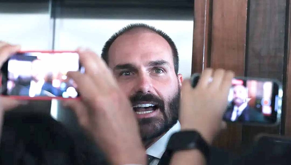 PF determina retorno imediato de Eduardo Bolsonaro a cargo de escrivão
