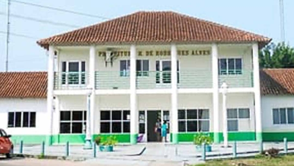 Prefeitura de Rodrigues Alves exonera mais de 120 cargos comissionados; medida atinge cargos da administração direta