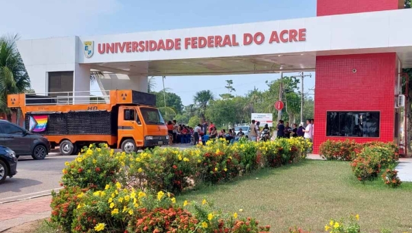 Ato no Acre marca dois anos da tentativa de golpe de 8 de janeiro com debate na Ufac