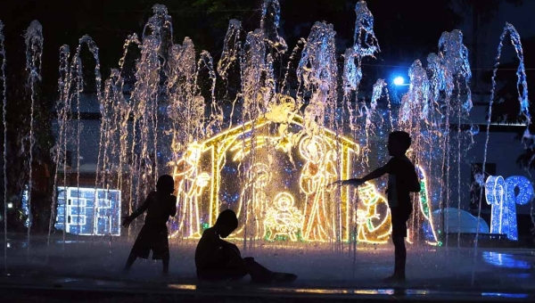 Entre risos, alegria e jatos d’água, Fonte Interativa prolonga o encanto do Natal em janeiro, na Praça da Revolução