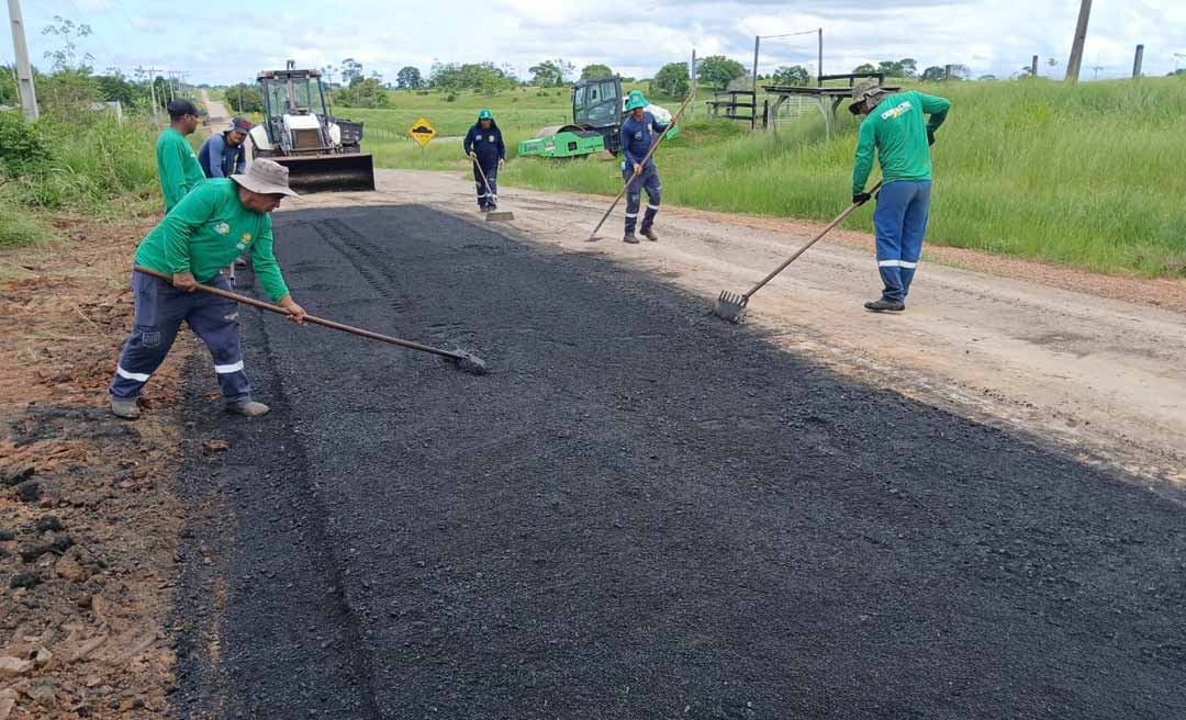 Equipe do Deracre segue com manutenção do quilômetro 35 da estrada Transacreana