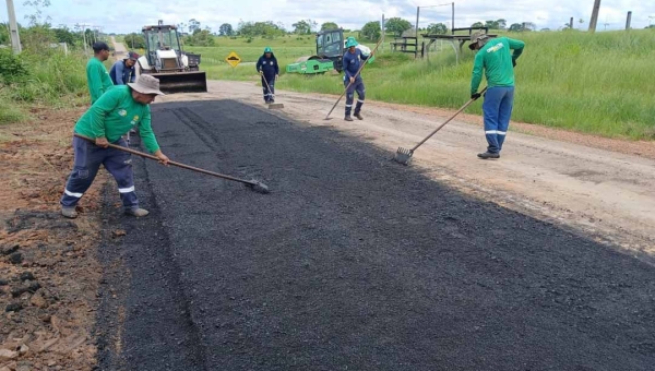 Equipe do Deracre segue com manutenção do quilômetro 35 da estrada Transacreana