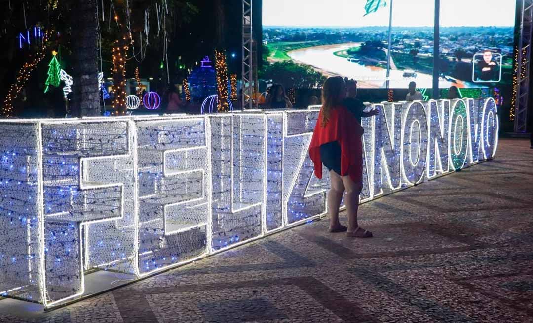 Prefeitura de Rio Branco encerra programação natalina com o apagar das luzes na Praça da Revolução