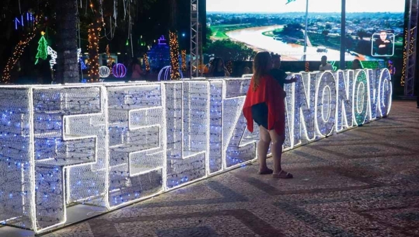 Prefeitura de Rio Branco encerra programação natalina com o apagar das luzes na Praça da Revolução