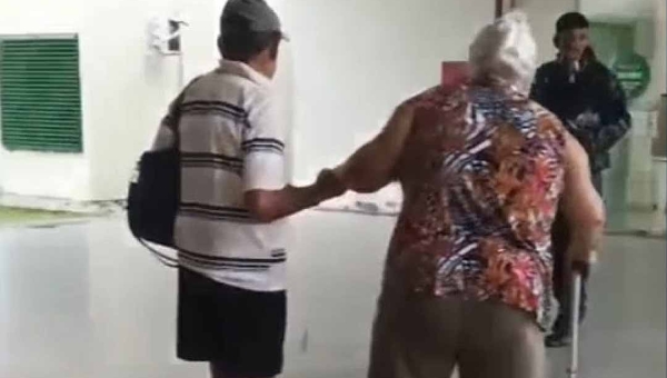 Neta denuncia falta de cadeira de rodas para pacientes obesos na Fundação Hospitalar de Rio Branco: "Um funcionário disse que só tem uma, porém está quebrada"